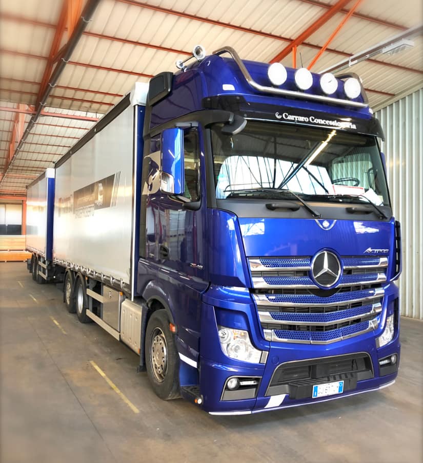 Camion mercedes blu